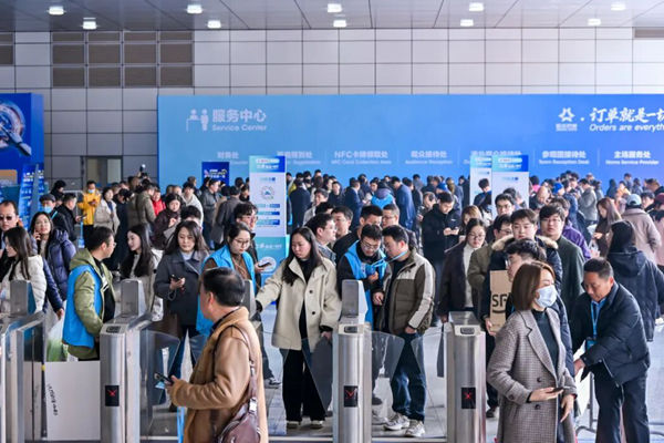 人潮涌动商机勃发，科技领航塑动未来！2026亚太橡塑展次日迎来采购热潮，观展人数攀新高